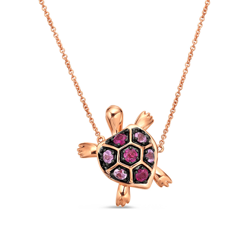 14KY & BLACK RHODIUM 20MM TURTLE NECKLACE WITH 4 PINK SAPPHIRES 0.65CTS, 3 RUBIES 0.50CTS & 2 DIAMONDS 0.035CT ON 18 INCHES CABLE CHAIN